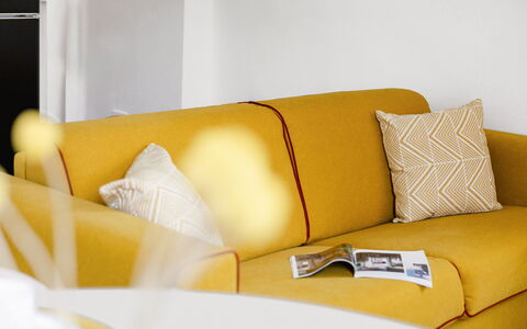 Suite Sinfonia Oro: Furniture, Couch, Interior Design, Yellow, Flooring, Cushion, Living Room, Floor, Textile, Throw Pillow