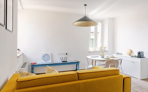 Suite Sinfonia Oro: Furniture, Interior Design, Floor, Flooring, Couch, Wall, Room, Living Room, Wood, Table
