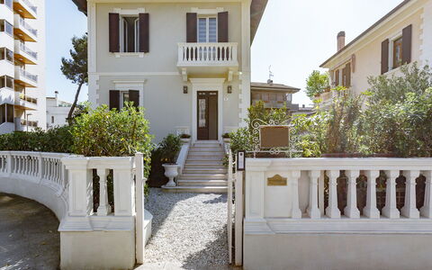 Villa Corona 8: Building, Window, Home, Residential Area, House, Door, Balcony, Porch, Estate, Molding