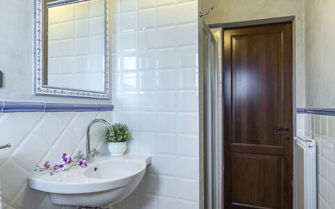 Podere Collelungo 14: Interior Design, Flooring, Floor, Plumbing Fixture, Plumbing, Bathroom, Room, Tap, Tile, Mirror