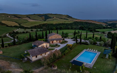 Podere Collelungo 14: Home, Estate, Cottage, Farmhouse, Villa, Hacienda, Mansion, Swimming Pool, Backyard