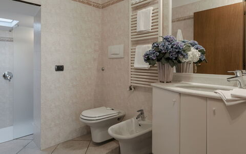 Arcimboldo House 2+2: Plumbing Fixture, Bathroom, Flooring, Sink, Interior Design, Bathroom Sink, Floor, Tap, Plumbing, Toilet