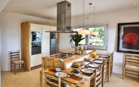 Villa Pajare Francesi 8+2: Furniture, Interior Design, Flooring, Wood, Kitchen, Ceiling, Floor, Countertop, Kitchen & Dining Room Table, Lighting