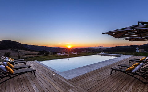 Il Poggiarellone 14: Sky, Mountainous Landforms, Mountain, Horizon, Hill, Landscape, Dusk, Sunrise, Mountain Range, Evening