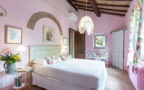 Il Molinaccio 14+2: Furniture, Bed, Bedroom, Interior Design, Bed Sheet, Bedding, Linens, Pink, Textile, Room