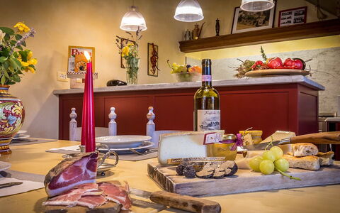Le Querce dei Medici 12+2: Tableware, Food, Furniture, Table, Ingredient, Serveware, Dishware, Fruit, Porcelain, Bottle