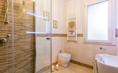 Il Ciliegio sul Lago 6: Flooring, Bathroom, Plumbing Fixture, Floor, Interior Design, Bathroom Sink, Tap, Sink, Plumbing, Lighting