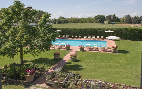 Le Caselle 26: Shrub, Swimming Pool, Resort, Garden, Leisure, Estate, Eco Hotel, Shade, Landscaping, Hacienda