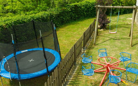 La Villa Dina 10: Trampolining--Equipment And Supplies, Blue, Trampoline, Trampolining, Outdoor Play Equipment, Shade, Leisure, Garden, Playground, Lawn