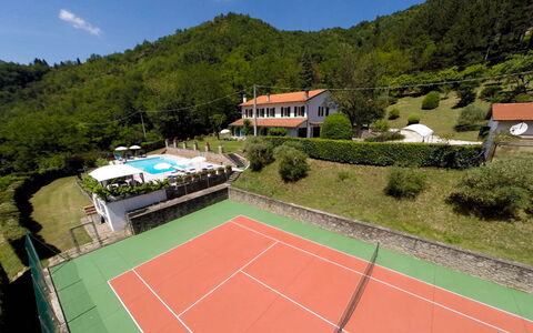 La Villa Dina 10: Swimming Pool, Resort, Eco Hotel, Thermae, Resort Town, Hotel, Villa
