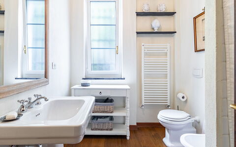 Villa Baia Blu 12: Interior Design, Plumbing Fixture, Bathroom, Flooring, Floor, Bathroom Sink, Sink, Toilet Seat, Toilet, Plumbing