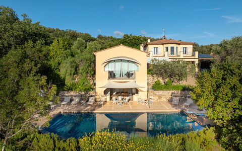 Villa le Cave 12: Tree, Swimming Pool, Resort, Estate, Villa, Mansion, Reflection, Eco Hotel, Hacienda