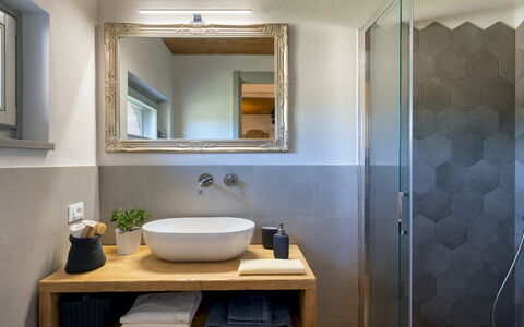 Country House Lo Spigo 4: Interior Design, Wall, Flooring, Bathroom, Plumbing Fixture, Floor, Home, Lighting, Tap, Furniture