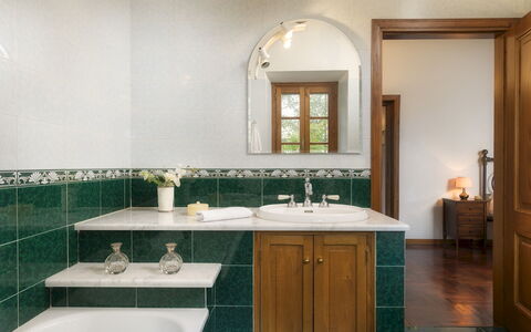 Fonte Pinella 8: Plumbing Fixture, Bathroom Sink, Sink, Interior Design, Tap, Flooring, Bathroom, Countertop, Bathroom Cabinet, Plumbing