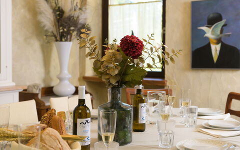 La Dama del Bosco 8+3: Furniture, Table, Tableware, Interior Design, Drinkware, Picture Frame, Lighting, Dining Room, Serveware, Glass