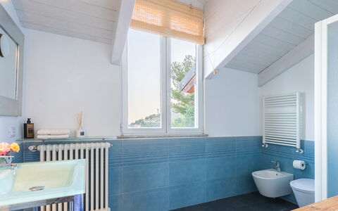 Villa nel Blu 8: Flooring, Plumbing Fixture, Floor, Interior Design, Tap, Plumbing, Bathroom, Ceiling, Composite Material, Sink