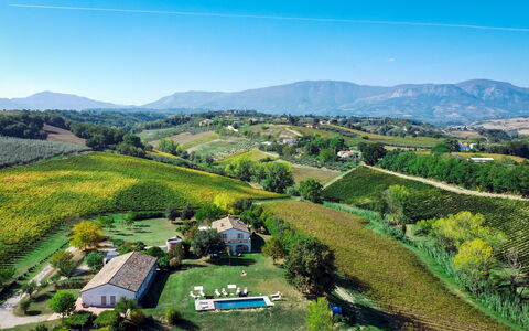La Casa nei Vigneti 10: Mountainous Landforms, Hill, Natural Landscape, Landscape, Highland, Plain, Field, Mountain, Rural Area, Agriculture