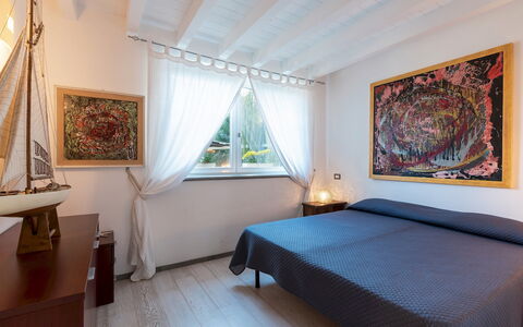 Villa Bubi 8+1: Furniture, Interior Design, Linens, Bedroom, Houseplant, Bed, Flowerpot, Bedding, Picture Frame, Hardwood