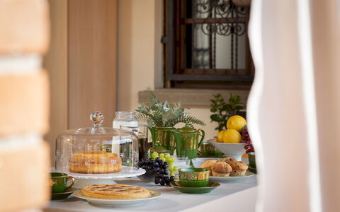 Villa Nikka 6: Tableware, Food, Serveware, Table, Furniture, Fruit, Dishware, Interior Design, Drinkware