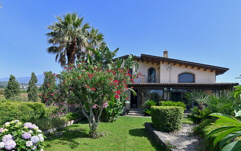 Villa Biddizza 10: Residential Area, Shrub, House, Home, Garden, Estate, Groundcover, Hacienda, Lawn