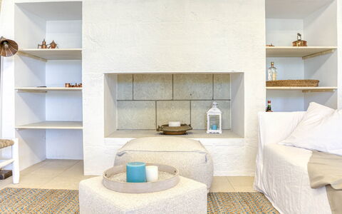 Il Nachiro 6: Wall, Flooring, Interior Design, Furniture, Floor, Room, Home, Ceiling, Living Room, Shelving