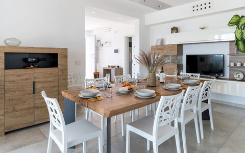 Villa i Chiani 8: Furniture, Interior Design, Table, Flooring, Chair, Wood, Kitchen & Dining Room Table, Dining Room, Floor, Room