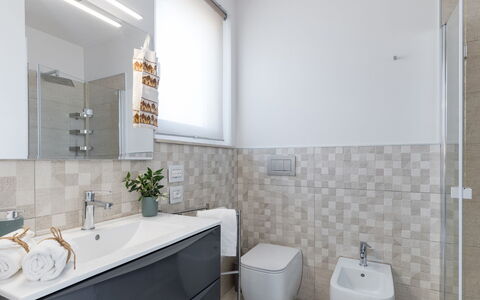 Villa i Chiani 8: Flooring, Bathroom, Plumbing Fixture, Interior Design, Floor, Wall, Sink, Bathroom Sink, Toilet, Bathroom Cabinet