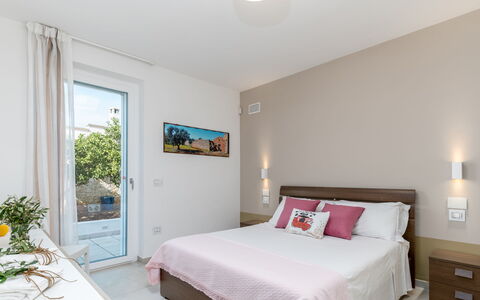 Villa i Chiani 8: Furniture, Interior Design, Flooring, Wood, Bed, Bedroom, Floor, Ceiling, Textile, Room