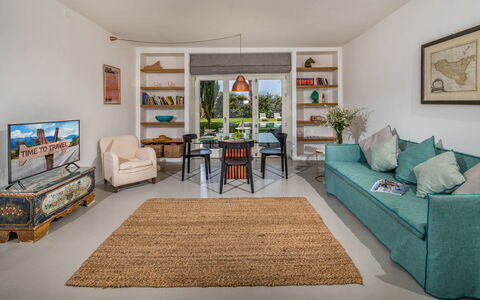 Casavento Puzziteddu 6: Furniture, Interior Design, Couch, Flooring, Floor, Wood, Living Room, Room, Apartment, Lighting