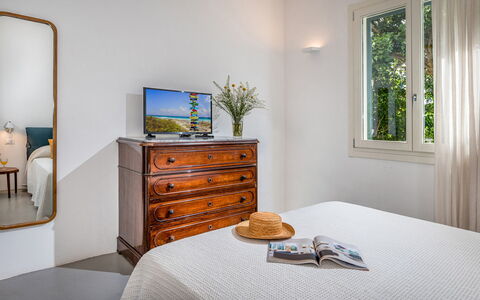 Casavento Puzziteddu 6: Interior Design, Home, Room, Apartment, Picture Frame, Molding, Lamp, Bedroom, Paint, Bed