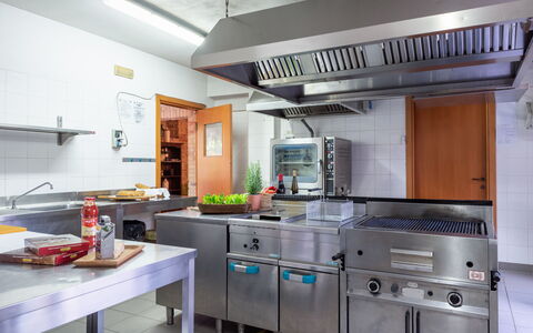 I Lauri 12: Kitchen, Kitchen Appliance, Countertop, Major Appliance, Kitchen Stove, Home Appliance, Cabinetry, Stove, Gas Stove