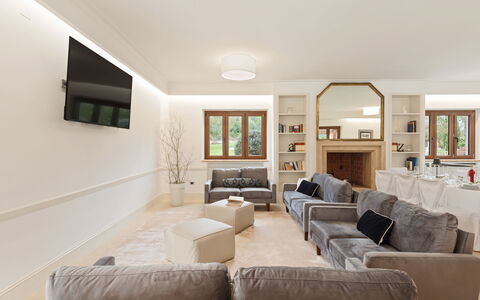 Tenuta Esdra 20: Furniture, Interior Design, Wall, Flooring, Couch, Floor, Ceiling, Wood, Living Room, Room
