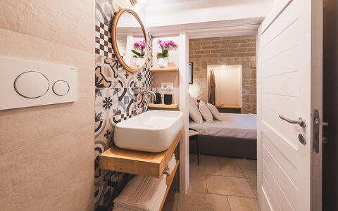 Trulli Biancapetra 8+2: Interior Design, Flooring, Floor, Room, Plumbing Fixture, Home, Plumbing, Toilet, Sink, Bathroom Sink