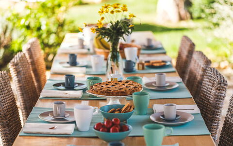 Trulli Biancapetra 8+2: Tableware, Furniture, Table, Serveware, Drinkware, Dishware, Food, Plate, Tablecloth, Dinnerware Set