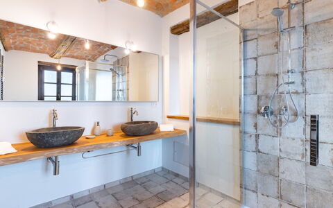 Casa Leonarda 8+2: Plumbing Fixture, Flooring, Interior Design, Floor, Ceiling, Bathroom, Lighting, Tap, Plumbing, Mirror