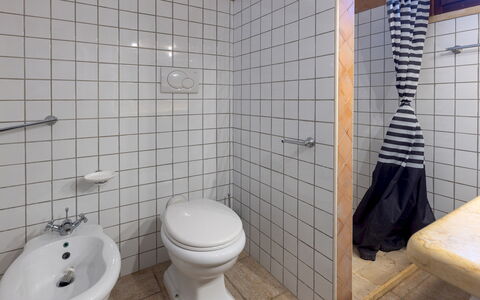 Villa Floria 4: Toilet Seat, Bathroom, Toilet, Plumbing Fixture, Wall, Flooring, Floor, Plumbing, Interior Design, Tile