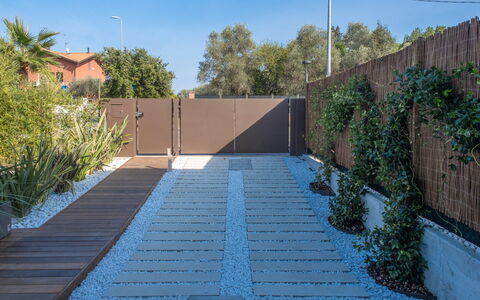 Onda 8: Garden, Shrub, Shade, Land Lot, Walkway, Composite Material, Landscaping, Backyard, Flagstone