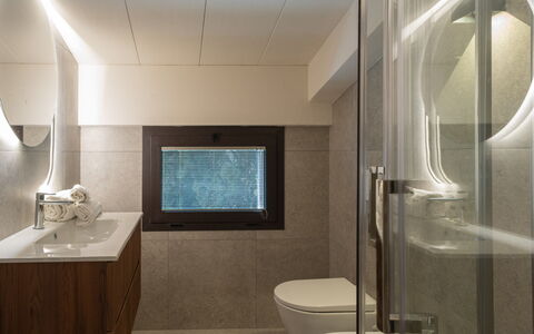 Marea 8: Interior Design, Flooring, Wall, Bathroom, Plumbing Fixture, Floor, Mirror, Bathroom Sink, Ceiling, Light Fixture