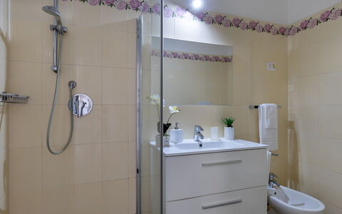Villa Meraviglia 8: Bathroom, Plumbing Fixture, Flooring, Interior Design, Bathroom Sink, Sink, Floor, Tap, Mirror, Plumbing