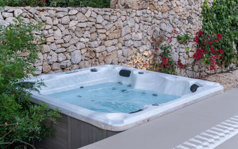 Masseria Muto 6: Composite Material, Flowerpot, Jacuzzi, Garden, Bathtub, Swimming Pool, Plumbing Fixture, Water Feature, Houseplant