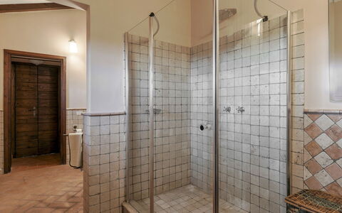 Tenuta Navelli 12+2: Wall, Flooring, Floor, Interior Design, Ceiling, Plumbing Fixture, Tile, Composite Material, Plumbing, Bathroom