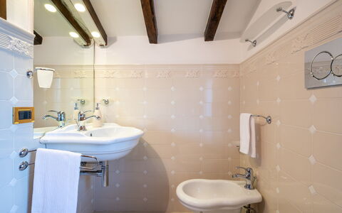 Tenuta Cavi 10: Interior Design, Flooring, Floor, Plumbing Fixture, Ceiling, Bathroom, Room, Tap, Plumbing, Sink