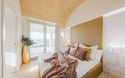 Kyvos 10: Bed, Interior Design, Bedroom, Furniture, Flooring, Bedding, Bed Sheet, Floor, Wood, Linens