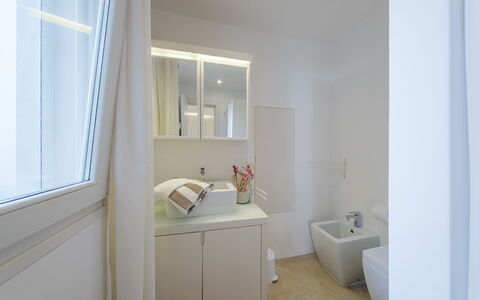 Kyvos 10: Flooring, Interior Design, Floor, Wall, Wood, Plumbing Fixture, Ceiling, Bathroom, Room, Lighting