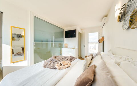 Dimora Solaris 6: Bed, Interior Design, Bedroom, Furniture, Flooring, Floor, Wood, Bedding, Ceiling, Bed Sheet
