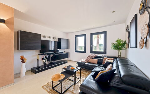 Dimora Solaris 6: Furniture, Interior Design, Couch, Flooring, Wall, Living Room, Wood, Ceiling, Room, Home