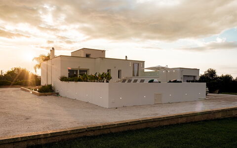 Dimora Solaris 6: Sky, Wall, Architecture, Facade, Residential Area, Home, Composite Material, Concrete, Estate, Shade