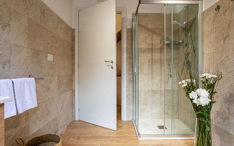 Vigne Dell'Etna 6: Flooring, Floor, Wall, Interior Design, Wood, Plumbing Fixture, Bathroom, Door, Lighting, Room