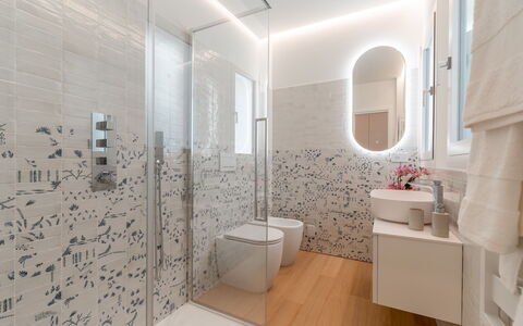 Dimora Mareblu 6: Flooring, Interior Design, Wall, Floor, Plumbing Fixture, Bathroom, Ceiling, Plumbing, Light Fixture, Lighting