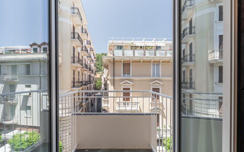 Dimora Mareblu 6: Apartment, Composite Material, Balcony, Glass, Condominium, Shade, Handrail, Aluminium, Daylighting, Steel